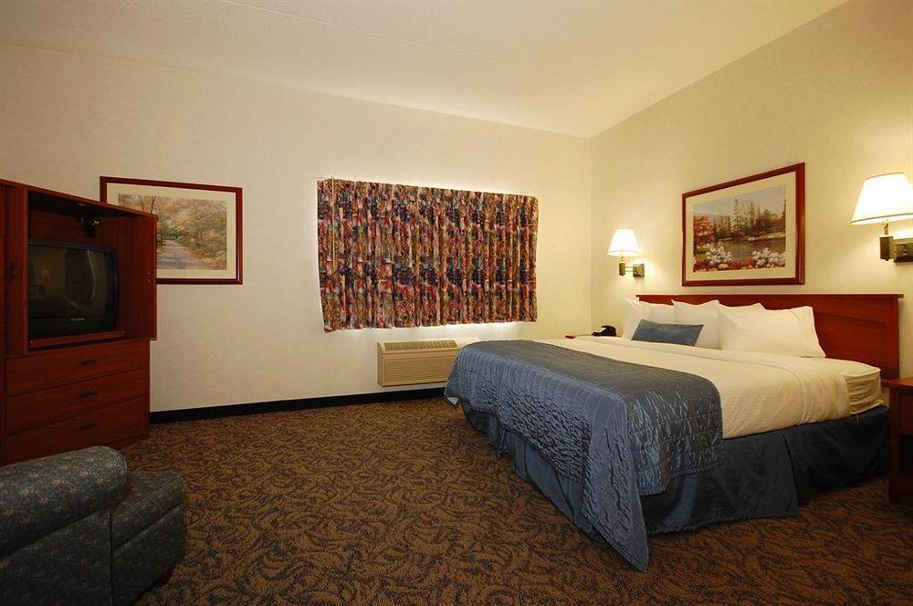Baymont By Wyndham Airport 3*