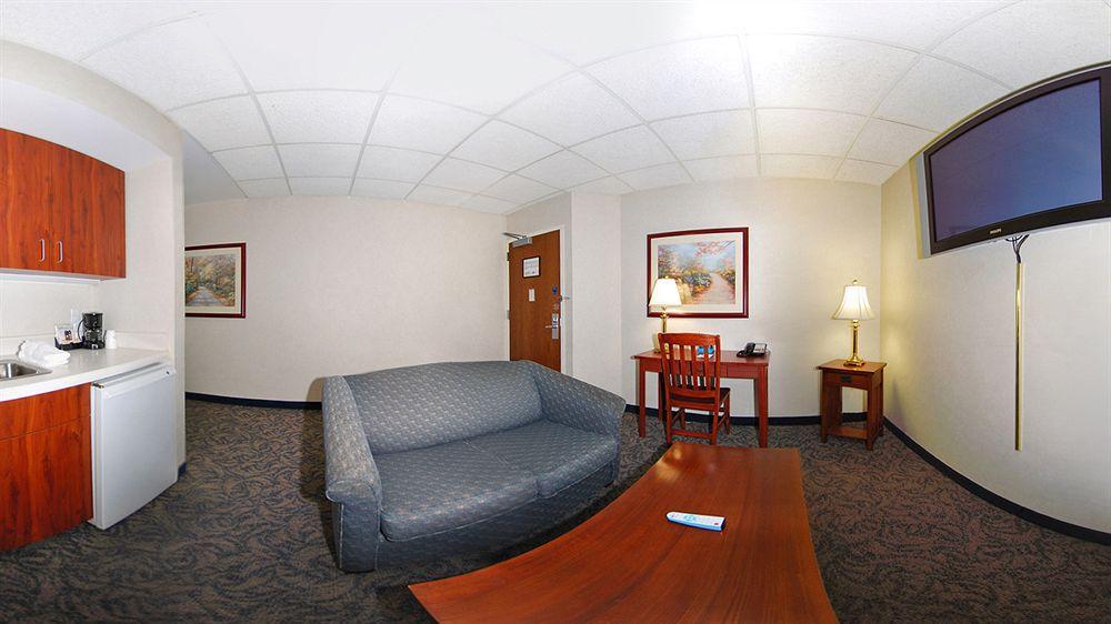 Baymont By Wyndham Airport 3*