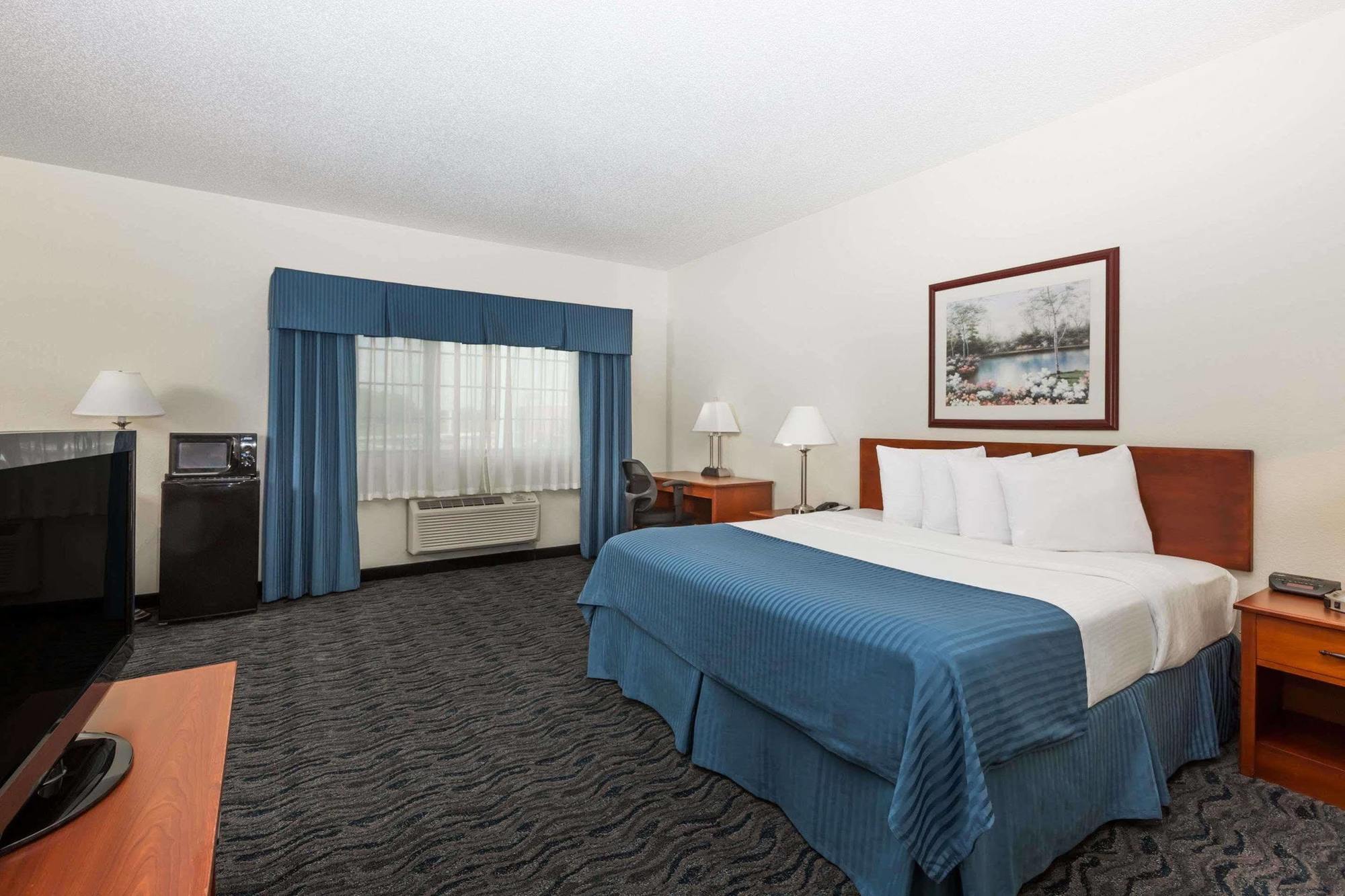 Hotel Baymont By Wyndham Airport 3*